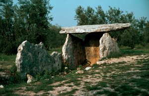 Vorgeschichte: Ansicht des Dolmens von Chianca mit seinem Eingangskorridor. Steinzeit, Neolithikum. 6.-3. Jahrhundert v. Chr. Bisceglie, Apulien, Italien von Prehistoric Prehistoric