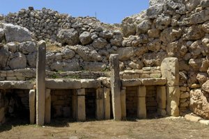 Prähistorie: Ansicht des megalithischen Tempels von Ggantija, datiert aus dem Neolithikum (3500-2600 v. Chr.), Insel Gozo, Malta von Prehistoric Prehistoric