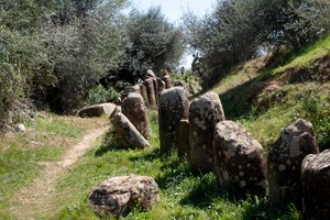 Die archäologische Stätte von Cromlech M Zora in Sidi El Yamani (Marokko). Neolithisches Grabhügel (2000 v. Chr.), umgeben von 167 Monolithen. von Prehistoric Prehistoric
