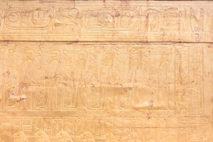Das äußere goldene Heiligtum der Grabkammer von Tutanchamun, Ägyptisches Museum, Kairo, Ägypten von Prehistoric Prehistoric