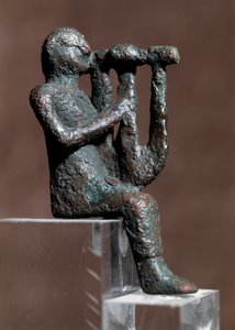 Musiker, der die Zither spielt (Bronzestatuette, 4.-2. Jahrhundert v. Chr.)