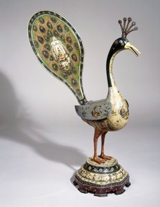Ein Qajar-Pfau bemalt mit Blumendesigns und bildlichen Kartuschen, die Höflinge darstellen, 19. Jahrhundert von Qajar School