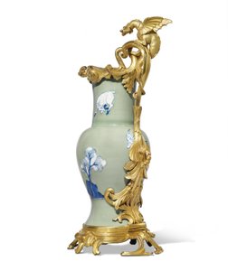 Einer von einem Paar Louis XV Kannen, Porzellan 1662-1722, Montierungen ca. 1745-49