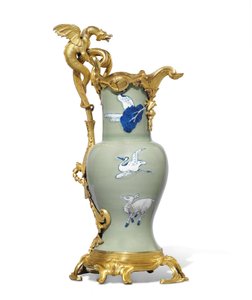 Einer von einem Paar Louis XV Kannen, Porzellan 1662-1722, Montierungen ca. 1745-49