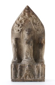 Buddhistische Dreifaltigkeit im Relief auf Lotus-Sockeln vor spitzem Hintergrund