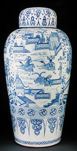 Eine von einem Paar blau-weißer Soldatenvasen von Qing Dynasty Chinese School
