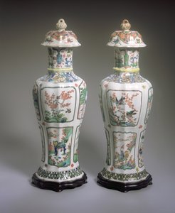 Paar chinesischer Exportvasen Famille Verte mit Deckeln, Kangxi-Periode (1662-1722) von Qing Dynasty Chinese School