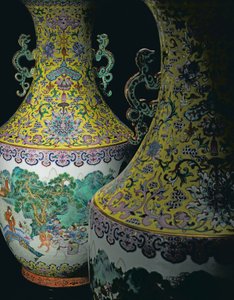 Ein Paar kaiserlicher Famille-Rose-Vasen von Qing Dynasty   Jiaqing Period Chinese School