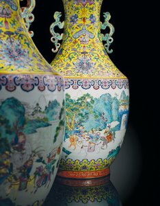 Ein Paar kaiserlicher Famille-Rose-Vasen von Qing Dynasty   Jiaqing Period Chinese School