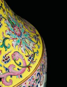 Detail von einem Paar kaiserlicher Famille-Rose-Vasen von Qing Dynasty   Jiaqing Period Chinese School