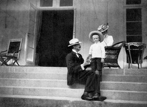 König Haakon VII. von Norwegen, sein Sohn Olav und Prinzessin Victoria in Bygdøy, Norwegen, 1908