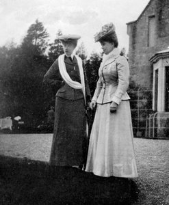 Mary von Teck 1867-1953, Prinzessin von Wales, mit der Herzogin von Aosta, 1908 von Queen Alexandra