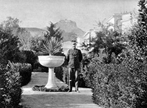 Prinz Konstantin 1868-1923, der Herzog von Sparta, in seinem Garten in Athen, 1908 von Queen Alexandra