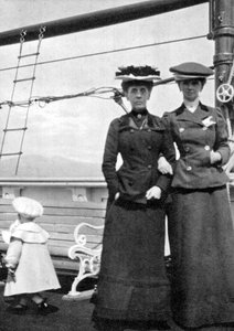 Prinz Olav 1903-1991 mit Lady Antrim und Miss Knollys, 1908 von Queen Alexandra