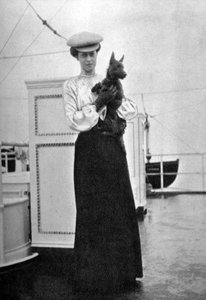 Prinzessin Victoria 1868-1935 mit Mac an Bord der königlichen Yacht Victoria und Albert III, 1908 von Queen Alexandra