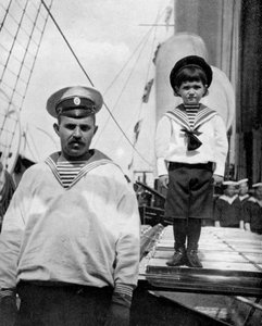 Der kleine Zarewitsch mit seinem Seemannfreund von Queen Alexandra