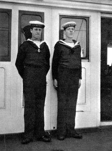 Zwei Schiffsjungen auf der königlichen Yacht Victoria und Albert III