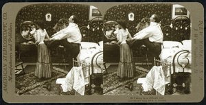 Stereoskopische Karte, die eine Frau zeigt, die in ein Korsett geschnürt wird, veröffentlicht von der American Stereoscopic Company
