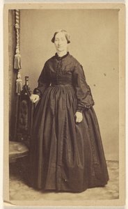 [Unbekannte Frau, stehend]
