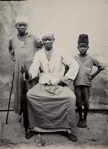 Mann und zwei Jungen, Tansania von R. V. Pereira