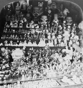 Ein Spielzeugladen in Kyoto, Japan, 1901 von R. Y. Young