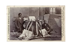 James Chuma und Abdullah Susi mit David Livingstone-Artefakten, Newstead Abbey, England, Juni 1874