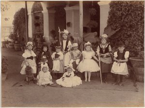 Fantasiegruppe mit Kindern, Indore von Raja Deen Dayal