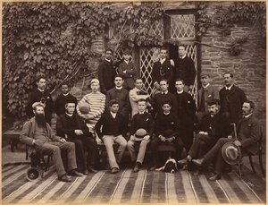 Hochklassige Schüler und Lehrer an der Bishop Cotton School, Shimla (Rückseite) von Raja Deen Dayal