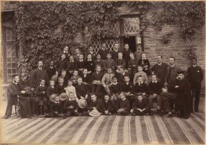 Grundschulklasse, Bishop Cotton School, Shimla (Vorderseite) von Raja Deen Dayal