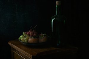 Stimmungsvolle Trauben und Flasche