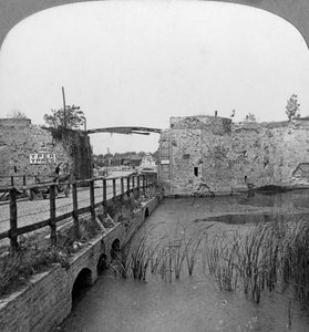Befestigungsanlagen aus dem 14. Jahrhundert und Lille-Tor, Ypern, Belgien, Erster Weltkrieg, ca. 1914-1918 von Realistic Travels Publishers
