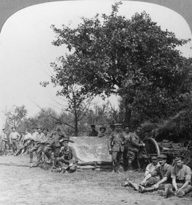 Eine Batterie der Royal Field Artillery genießt ein paar Stunden Ruhe in einem Wald, Erster Weltkrieg, um 1914-1918 von Realistic Travels Publishers