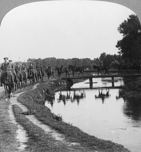 Ein Regiment der Allenbys-Kavallerie hinter der Linie, Ypern, Belgien, Erster Weltkrieg von Realistic Travels Publishers