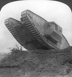 Ein Panzer durchbricht den Draht bei Cambrai, Frankreich, Erster Weltkrieg, um 1917-1918 von Realistic Travels Publishers