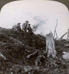 Vormarsch über Niemandsland zum Angriff auf die deutschen Linien, Erster Weltkrieg, 1914-1918