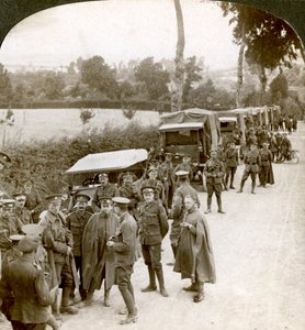 Munitionskonvoi in einer Flandernstraße, Erster Weltkrieg von Realistic Travels Publishers
