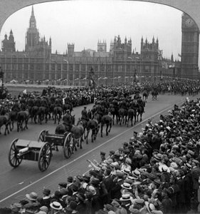 Artillerie im großen Marsch der Streitkräfte des Reiches, Westminster Bridge, London, 1919 von Realistic Travels Publishers
