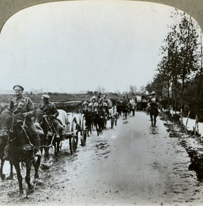 Artillerie bahnt sich ihren Weg durch den Schlamm nach Gommecourt, Frankreich, Erster Weltkrieg, ca. 1914-1918
