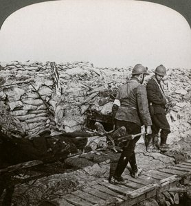 Belgische Träger tragen Verwundete in einem Graben, Dixmude, Belgien, Erster Weltkrieg, 1914-1918 von Realistic Travels Publishers