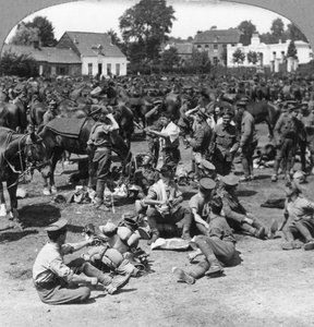 Britische Kavallerietruppen ruhen sich in einem französischen Dorf aus, Erster Weltkrieg, ca. 1914-1918