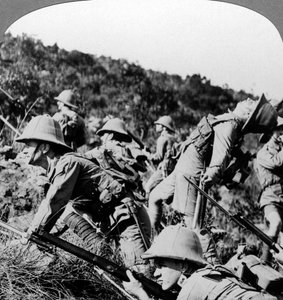 Britische Infanterie greift deutsche Stellungen an, Ostafrika, Erster Weltkrieg, 1914-1918 von Realistic Travels Publishers