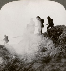 Britische Soldaten rücken unter Deckung von Gas und Rauch vor, Frankreich, Erster Weltkrieg, 1916