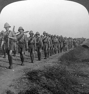 Britische Soldaten marschieren durch die Wüste nach Bagdad, Erster Weltkrieg, 1914-1918