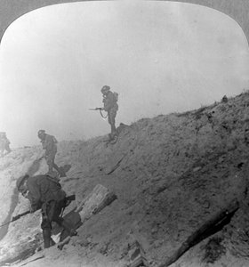 Britische Truppen rücken durch Gas vor, Passchendaele, Ypern, Belgien, Erster Weltkrieg, ca. 1914-1918
