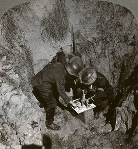 Gefangener deutscher Soldat gibt seinen Fängern Informationen, Erster Weltkrieg, 1914-1918 von Realistic Travels Publishers
