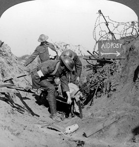 Verwundeten Soldaten zu einem Erste-Hilfe-Posten bringen, Passchendaele, Belgien, Erster Weltkrieg, 1914-1918