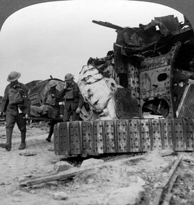 Verwundete von der Front passieren zerstörte Panzer, Villers-Bretonneux, Frankreich, Erster Weltkrieg, 1918 von Realistic Travels Publishers