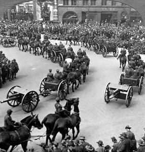 Gedenken an das Ende des Ersten Weltkriegs, London, 1919 von Realistic Travels Publishers