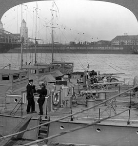 Flottille von Motorbooten auf dem Rhein, ca. 1918-1919