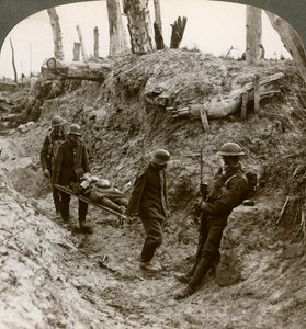 Deutsche Gefangene tragen britische Verwundete, Erster Weltkrieg, 1916 von Realistic Travels Publishers